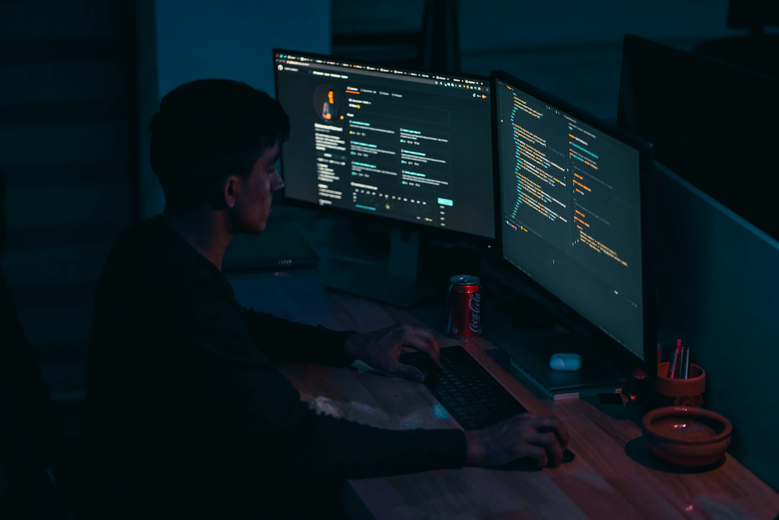 Zdjęcie ilustracyjne stanowiska pracy programisty z monitorami